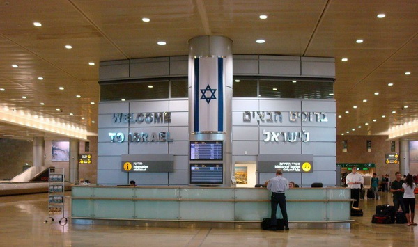 Сотрудникам безопасности аэропорта Израили дали право на проверку электронной почты