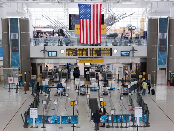 В аэропорту Нью-Йорка арестованы 7 сотрудников за кражу личных вещей из чемоданов