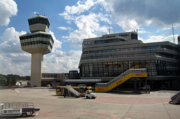 Аэропорту Тегель сразу 19 человек отравились парами моющих средств