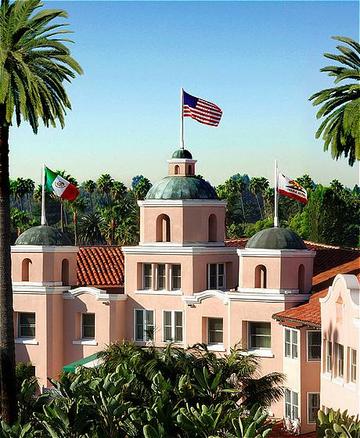 В этом году знаменитому Beverly Hills Hotel исполняется 100 лет