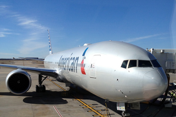 American Airlines дала приоритет пассажирам путешествующих налегке