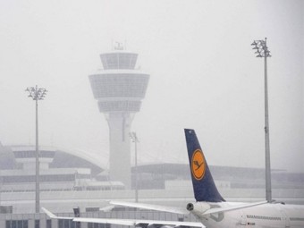 Из-за сильного снегопада в аэропорту Мюнхена отменили десятки рейсов