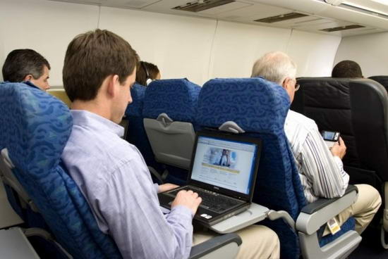 В США упростят правила пользования гаджетами на борту самолета