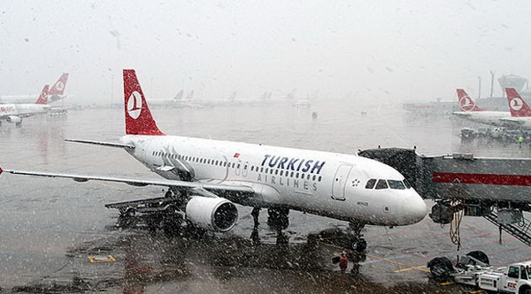Аэропорт Стамбула отменяет авиарейсы из-за снегопада