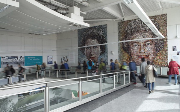 Аэропорт Лондона повесил на стену портреты британской королевы