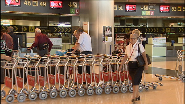В испанских аэропортах стали взимать плату за использование тележек для багажа