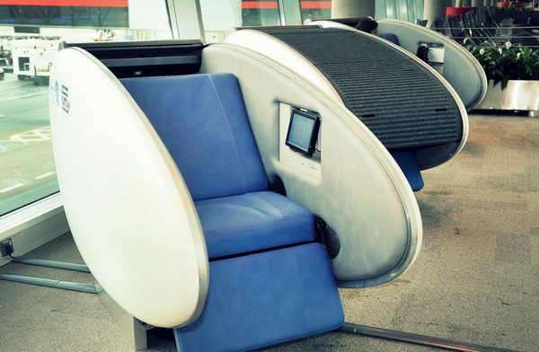 В зале ожидания аэропорта Абу-Даби появились платные кресла для сна