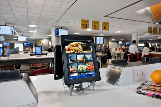 Аэропорт Таллинна начал раздавать планшеты в аренду