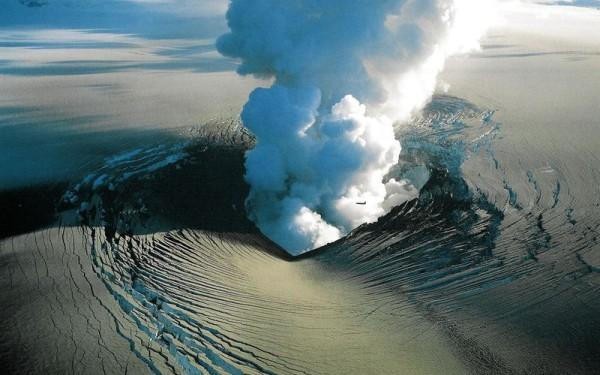 Извержение исландского вулкана может парализовать небо над Европой