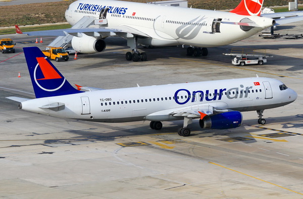 Самолет Onur Air вернулся в аэропорт Одессы из-за технической неисправности приведший пассажиров к панике