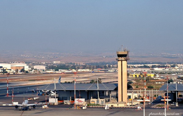 В аэропорту Бен-Гурион трап врезался  в израильский самолет 