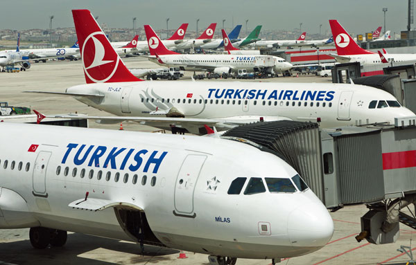 Стюардессам из Turkish Airlines запретили красить губы яркой помадой