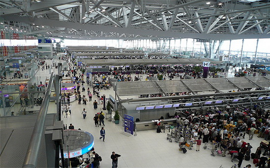 В аэропорту Бангкока паспортный контроль не справляется с пассажиропотоком